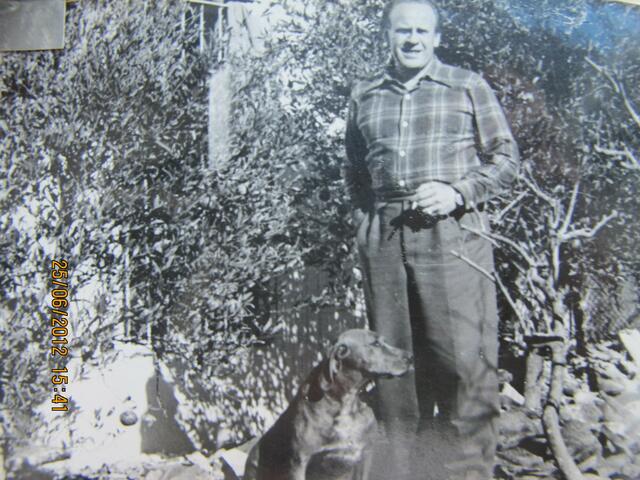 Oskar Schindler mit Hund