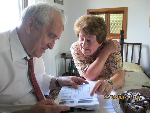 Trude Ferrari, die Nichte Oskar Schindler tauscht Erinnerungen und Bilder mit Prof. Alexander Skotnicki