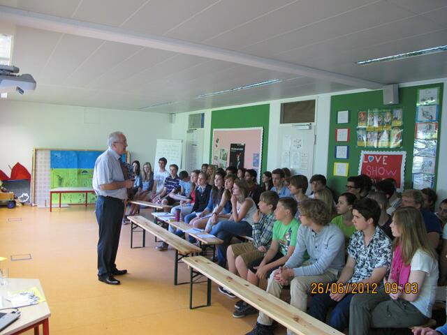 Prof. Alexander Skotnicki in der International School Augsburg, Gersthofen
