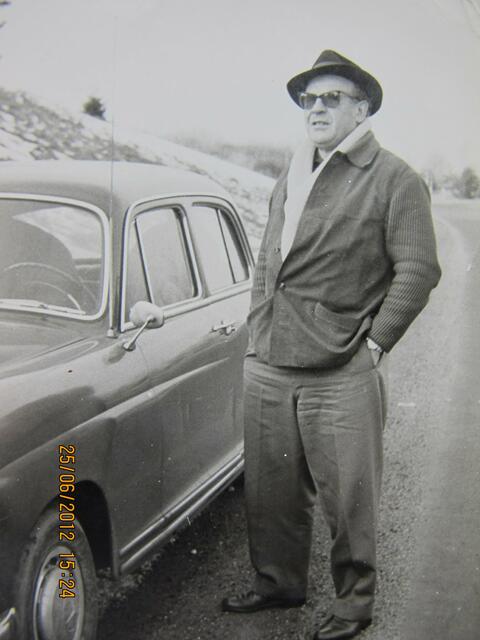 Oskar Schindler frönt einer seiner Leidenschaften, den Autos