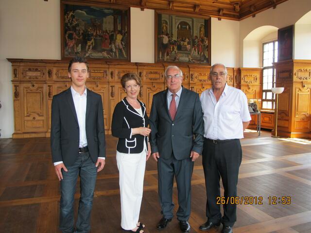 Webmaster Magnus Görlitz, Regina Pemper, Prof. Alexander Skotnicki und Dr. Bernhard Lehmann beim Empfang im Fürstensaal im Augsburger Rathaus