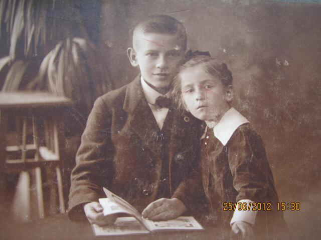 Oskar Schindler mit seiner Schwester Elfriede, der Mutter von Trude Ferrari