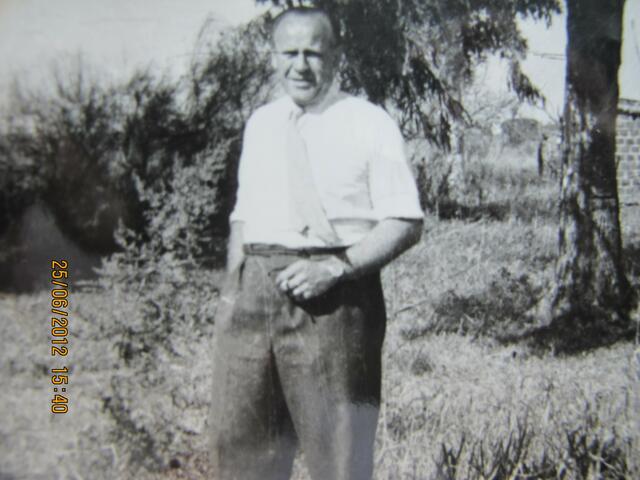 Oskar Schindler auf seiner Nutriafarm in Argentinien, vor 1957