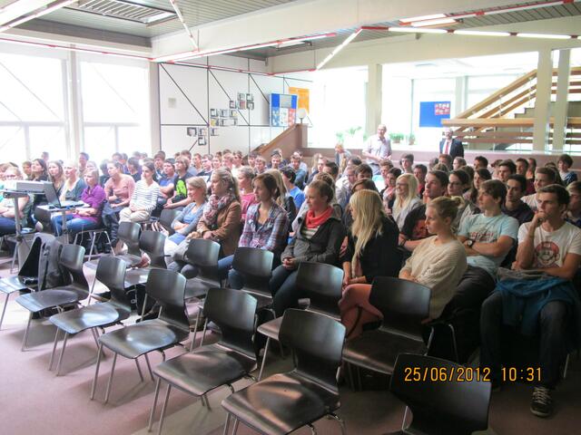 Prof. Skotnicki spricht vor Schülern des Wertinger Gymnasiums