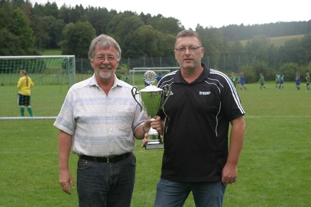 Walter Illian (links) und Harmut Lüdtke präsentieren den Wanderpokal.