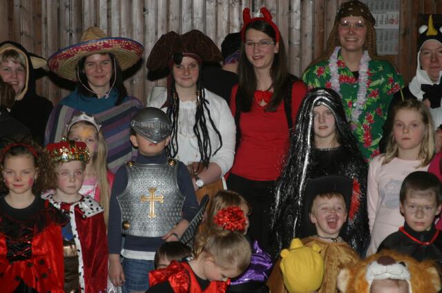 Gastgeberinnen und Gäste beim Kinderkarneval 2012: Landauer Kirmesmäken mit kleineren Wesen aller Art.