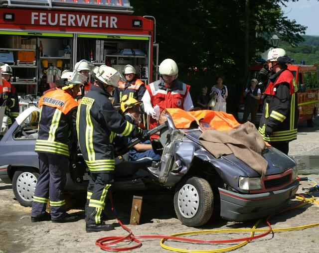 Eine Aufgabe von vielen: einen Verletzten mit der Rettungsschere aus einem demolierten Auto bergen. (Archivbild)