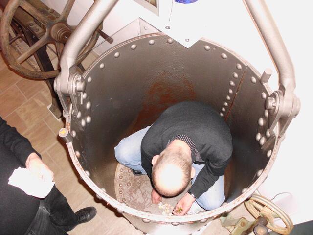 Der Museumsmitarbeiter spielt hier nicht Verstecken, sondern...