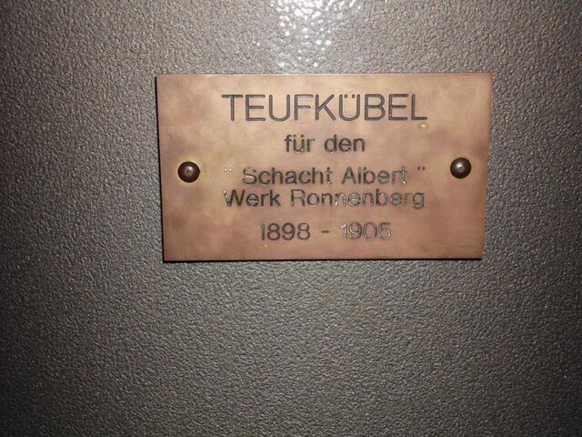 Am Schild erkenntlich: 7 Jahre dauerte die Arbeit am Schacht