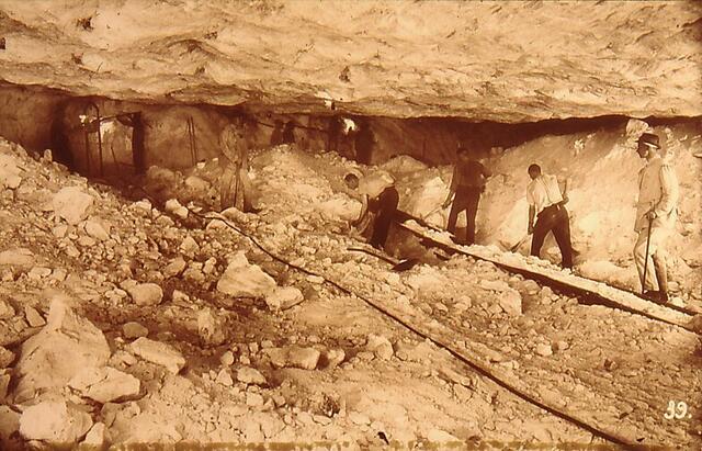 Bergleute im Firstenkammerbau. Zum Transport des Salzes diente eine einfache Rutsche. | Foto: Museumsarchiv