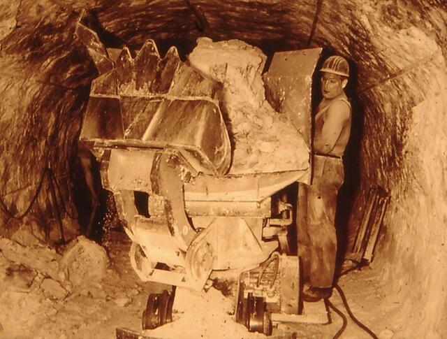 Einzug der Technik: eine - noch gleisgebundene - Frontladermaschine | Foto: Museumsarchiv