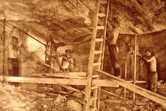 Die gefährliche Arbeit auf dem Gebrück kann man aus dem Bild schon erahnen. | Foto: Museumsarchiv