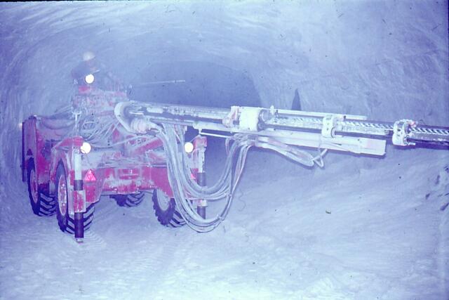 Der kleinere Bohrwagen Nr. 4 beim Bohren von Schießlöchern im Streckenvortrieb | Foto: Museumsarchiv