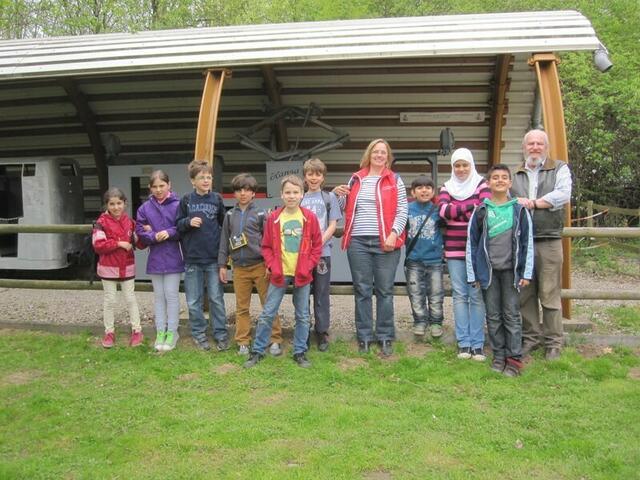 Schüler der Grundschule Lüneburger Damm (Chemie-AG) nach der Führung vor dem Museumszug. | Foto: Scheffski