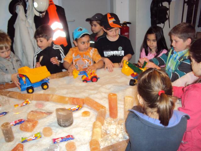 Kindergartenkinder am Salzkasten, der extra für sie zum Thema "Fuhrpark unter Tage" eingerichtet wurde.