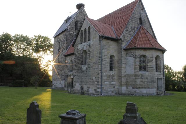 Abends besonders schön: Die Sigwardskirche in Idensen