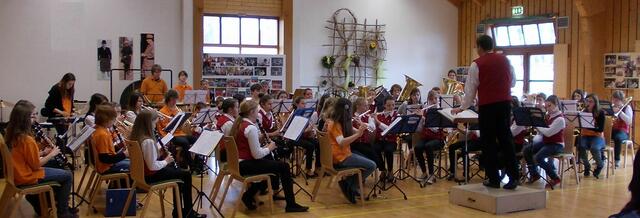 Die Jugendkapelle Binswangen - Dasing spielt unter der Leitung von Christoph Günzel