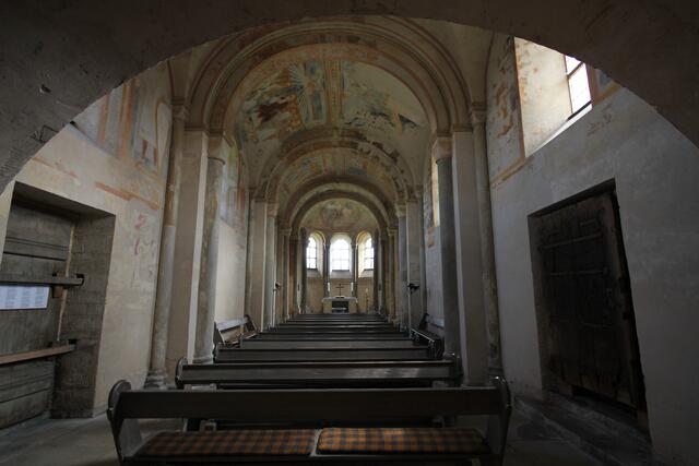 Ein kleine Kirche, die viele Menschen anzieht.