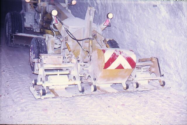 Der Grader G 3 war eingesetzt mit einem 3-Platten-Verdichter im Straßenbau unter Tage. | Foto: Museumsarchiv