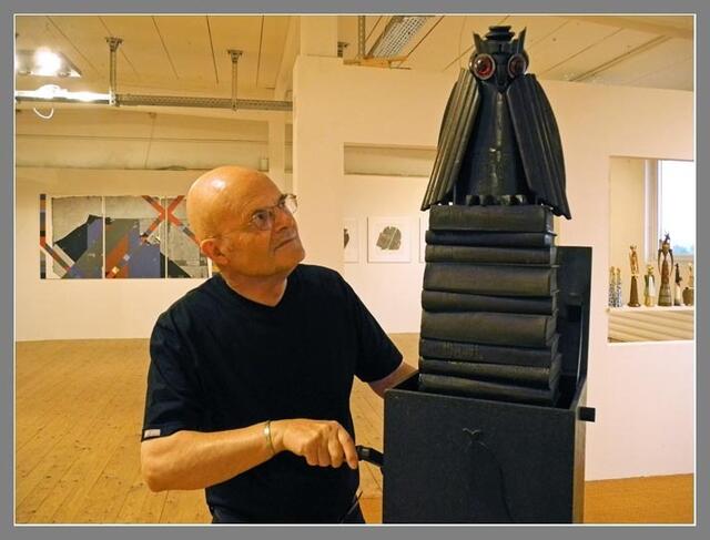 Prof. Frank Popp mit einem seiner Objekte in der Ausstellung "Panoptikum Im SofaLoft" (Rundlauf-Station Nr. 7)