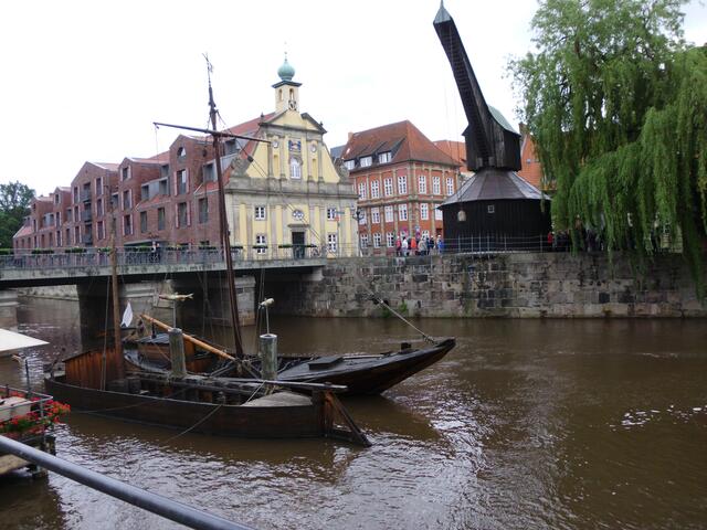Lüneburg, Hafen. Hier wurde das gewonnene Salz über größere Strecken mit Schiffen (Ewern) zu den Weiterverkäufern oder Kunden transportiert.