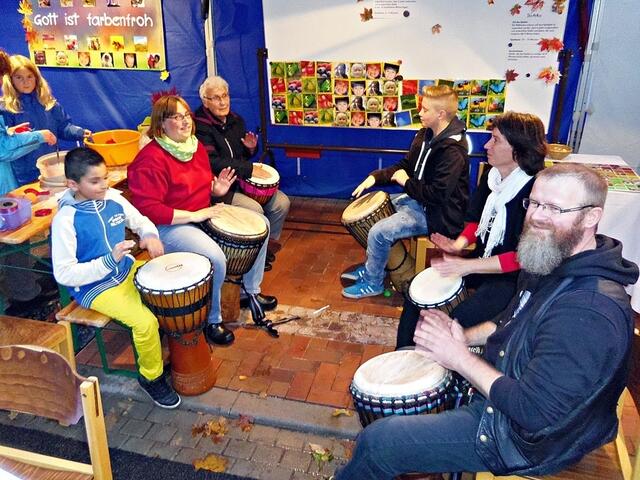 Oktobermarkt 2012 - am Kirchenstand mit spontaner Publikums-Beteiligung