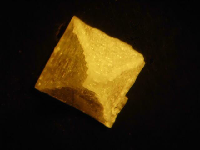 Eine kleine hohle Stufenpyramide, entstanden in einem Salzgarten an der Atlantikküste - ein Hopperkristall aus Natriumchlorid: Speisesalz.