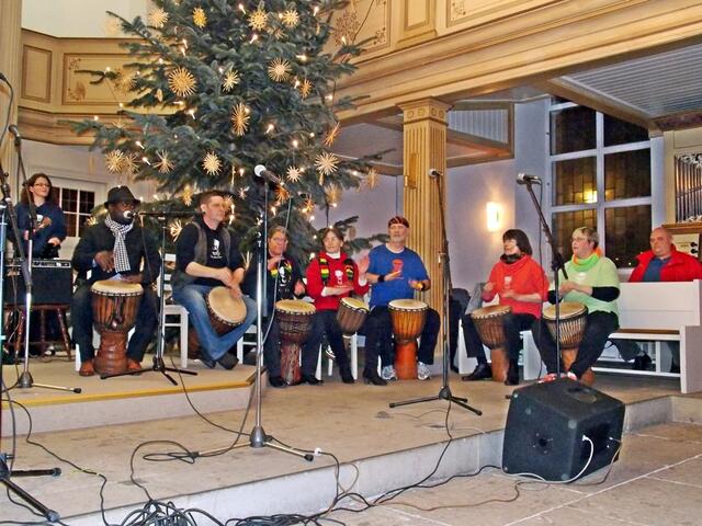 Die Glory Drummers und Papy Lunguangu (St. Pankratius-Kirche 26.12.2013) | Foto: Glory Drummers