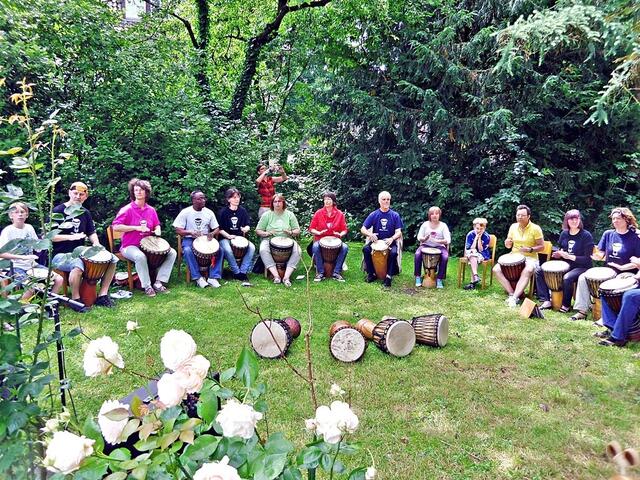 Glory Drummers im Juli 2012, offenes Trommeln im Kirchengarten