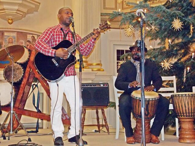 v.l. Christian Bakotessa und Papy Lunguangu (St. Pankratius- Kirche, 26.12.2013) | Foto: Glory Drummers