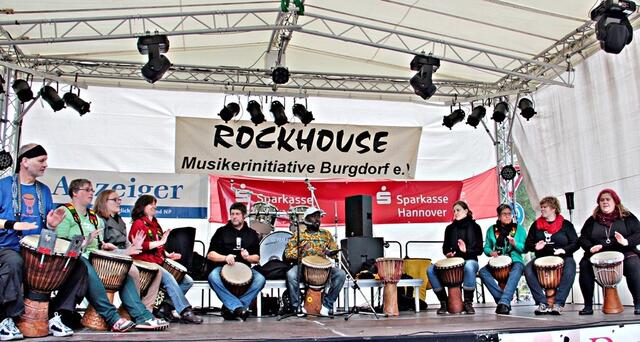 Die Glory Drummers auf dem Burgdorfer Oktobermarkt 2013 mit Papy Lunguangu