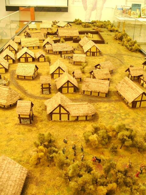 Modell eines bronzezeitlichen Dorfes b.Königsbrunn