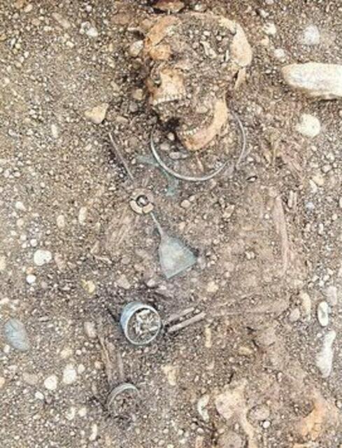 Skelettfragmente einer Frauenbestattung aus der Bronzezeit