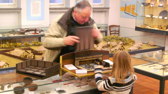 Museumsleiter (Hr. Linke) bei Präsentation eines Grabmodelles aus der Hallstatt-zeit (8.-6.Jhdt v.Chr.)