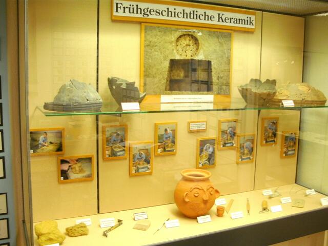 Keramikartefakte (Bronzeit) im Museum Königsbrunn