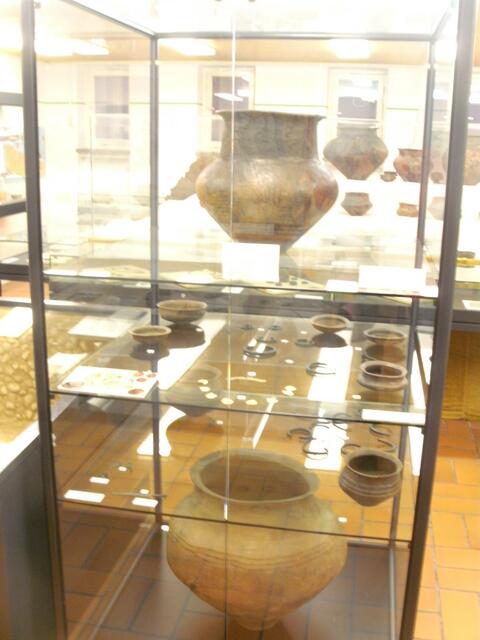 Glasvitrine mit Fundstücken aus Bronzeit im Museum Königsbrunn
