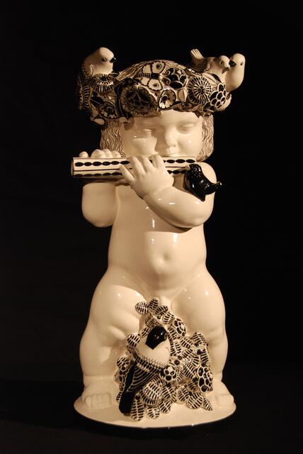 Großer Flötenputto - Fayence. Modell von Michael Powolny, Ausführung Gmunder Keramik. Österreich, nach 1912. Wert 12.000,- bis 20.000,- € | Foto: © BR, Niels Wüstefeldt