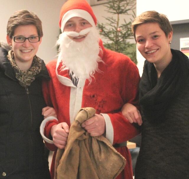 Der Nikolaus (Bildmitte) erfreute im vergangenen Jahr nicht nur die Kinder | Foto: Hans-Christoph Nahrgang