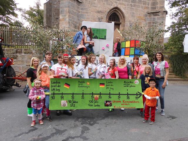 Kostümiert sieht man die Kirmesmäken zweimal im Jahr: einmal beim Kinderkarneval im Saal, das andere Mal im Viehmarktsfestzug (wie hier 2014 mit Gästen). Foto: pr