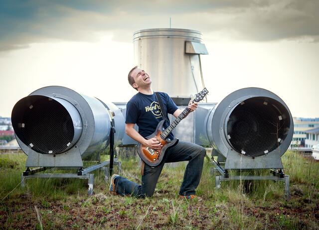 Johannes Wolfert (Guitar)
Der in Augsburg geborene Physiker stieß Ende 2002 zur Band und greift seither für diese in die Saiten. Ob er Soli mit seiner Framus Diablo Custom oder Melodie-Pickings auf seiner Ovation spielt, sein Hang zum Blues ist unverkennbar. Mit seinem Spiel bereichert er den Sound der Band maßgeblich und ist als Gitarrist und Songwriter nicht mehr wegzudenken | Foto: Patricia Demharter