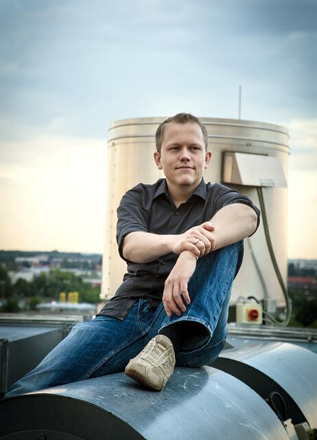 Manuel Koutecky (Drums)
Der gebürtige Augsburger ist die Beat-Machine und Gründungsmitglied von ELUSIVE SILENCE. Mit seinem Gefühl für den richtigen Schlag sorgt er dafür, dass Balladen sanft und Rocknummern hart und laut klingen. | Foto: Patricia Demharter