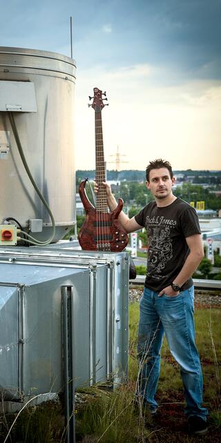 Andreas Köhler (Bass + Backing Vocal)
Der Basser, der in Augsburg das Licht der Welt erblickte, löste 2011 die Tätigkeit seiner Vorgängerin Julia Frauenschuh ab. Mit seinem 5-Saiter sorgt er seitdem für die tiefen Töne und den guten Schub bei ES. Doch nicht nur hier, auch bei der Coverband "Guten Tag" überzeugt er durch seinen Sinn für Details und Harmonien. Mit seiner ruhigen Stimme, geprägt durch langjährigen Chorgesang bei Salvation und Talatta, unterstützt er den Frontman André auch beim Gesang. | Foto: Patricia Demharter