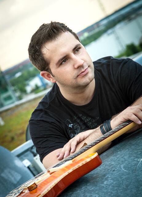 André Heindel (Vocal + Guitar)
Der in Augsburg geborene Gitarrist und Sänger gründete 2002 zusammen mit Drummer Manuel die Band ELUSIVE SILENCE. Seitdem wird er seiner Aufgabe als Frontman gerecht und versteht es, das Publikum zu unterhalten und in seinen Bann zu ziehen. Als Songwriter und Lenker ist er der Kopf und Motor der Band und überzeugt mit seiner markanten Stimme stets das Publikum. | Foto: Patricia Demharter