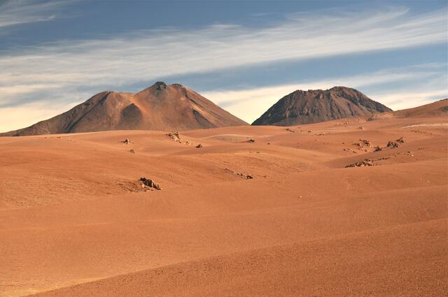 Die Vulkane ziehen sich an der Ostseite der Atacamawüste wie ein Rückrat entlang der Wüste (Blickrichtung von Süd nach Nord)