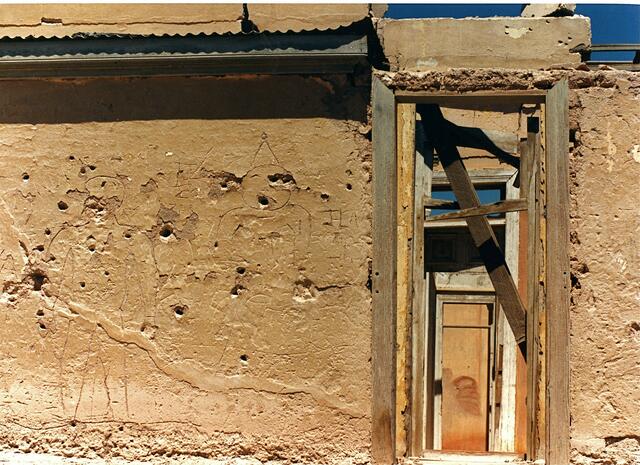 Die Einschüsse sind während der Zeit an einem Arbeiterhaus  entstanden, als Chacabuco unter Pinochet als Internierungslager verwendet wurde (1973/4). Die Gefangenen hatten die Schattenrisse von Menschen um die Einschüsse gemalt