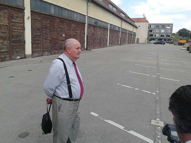 Witold Scibak vor der Halle 116. Er wünscht sich, dass eine Tafel an die Vergangenheit erinnert.