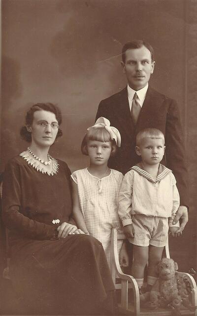 Witold mit seinen Eltern und seiner Schwester. Nach der Niederschlagung des Warschauer Aufstands wurde die gesamte Familie nach  Deutschland deportiert. Mutter und Schwester kamen ins KZ Ravensbrück, sein Vater und er zuerst nach Sachsenhausen, Witold dann nach Bergen-Belsen. Er meldetes sich freiwillig zum Arbeitseinsatz  ins KZ Außenlager Horgau. Von dort aus kam er nach Augsburg.