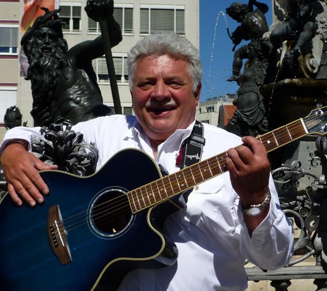 Der Künstler mit Gitarre | Foto: Hans-Rainer Mayer