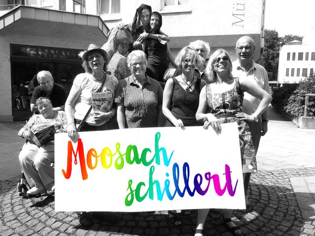 Hier schillern die PoetInnen mit Bibliothekarin Gisela Motsch (3. v. rechts)
