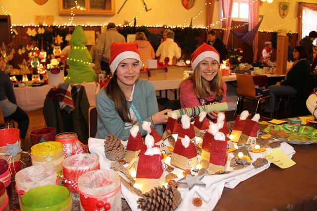 Unikate aus eigener Herstellung bietet die Hobbyausstellung. 2015 waren Lara und Louisa mit dabei.